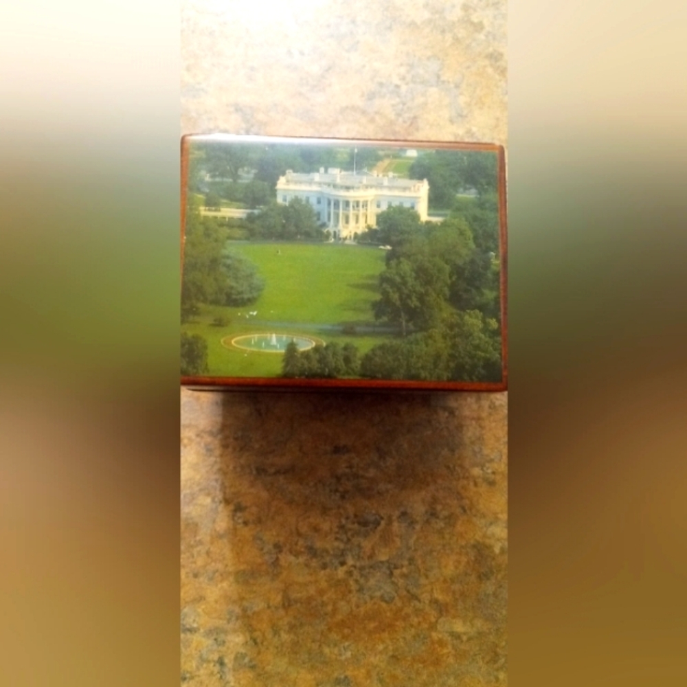 White house Music Box plays Yankees doodle works amazing beautiful